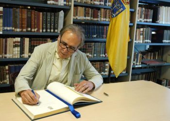 Subirats firma en el Libro de Honor de la UCA durante su visita / FOTO: UCA
