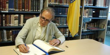 Subirats firma en el Libro de Honor de la UCA durante su visita / FOTO: UCA