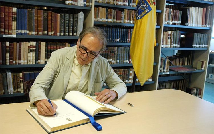 Subirats firma en el Libro de Honor de la UCA durante su visita / FOTO: UCA