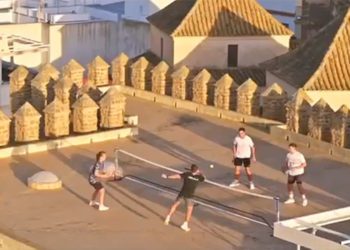 Jugando en la cubierta del Castillo de Luna, en el video promocional del evento