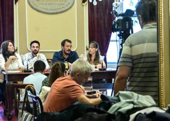 Rueda de prensa reflejada en uno de los espejos de la sala / FOTO: Eulogio García