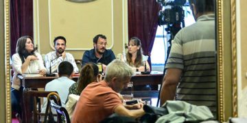 Rueda de prensa reflejada en uno de los espejos de la sala / FOTO: Eulogio García