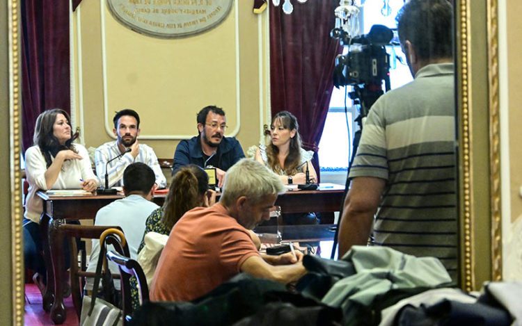 Rueda de prensa reflejada en uno de los espejos de la sala / FOTO: Eulogio García