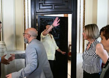 El alcalde saliente de Cádiz despidiéndose del que ha sido su despacho estos años / FOTO: Eulogio García