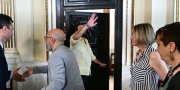 El alcalde saliente de Cádiz despidiéndose del que ha sido su despacho estos años / FOTO: Eulogio García