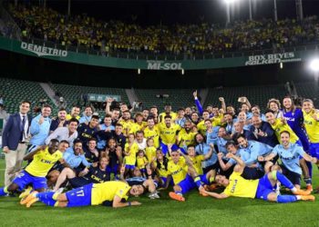 El equipo celebrando la salvación junto a la afición en la grada / FOTO: Cádiz CF