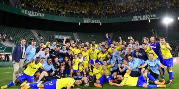 El equipo celebrando la salvación junto a la afición en la grada / FOTO: Cádiz CF