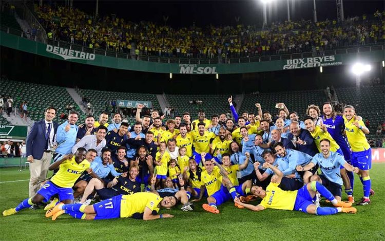 El equipo celebrando la salvación junto a la afición en la grada / FOTO: Cádiz CF