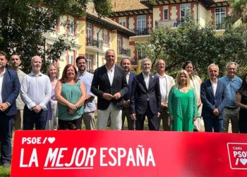 La foto al completo con el ministro y cabeza de cartel / FOTO: PSOE