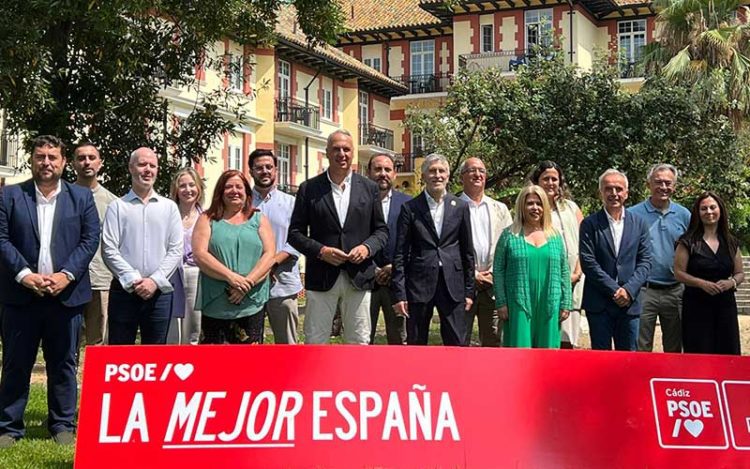 La foto al completo con el ministro y cabeza de cartel / FOTO: PSOE