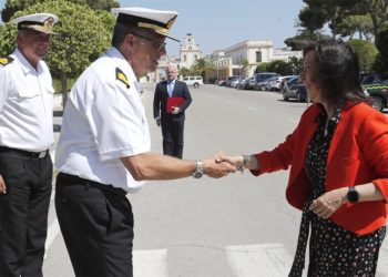 Saludos a la llegada de la ministra a La Carraca / FOTO: Defensa