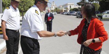 Saludos a la llegada de la ministra a La Carraca / FOTO: Defensa