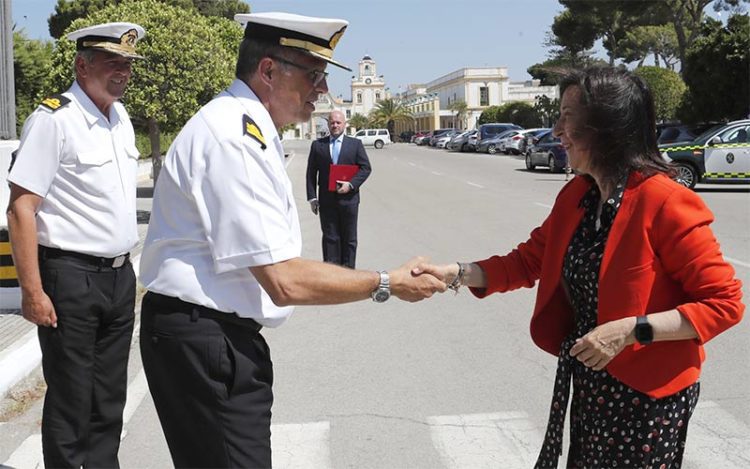 Saludos a la llegada de la ministra a La Carraca / FOTO: Defensa