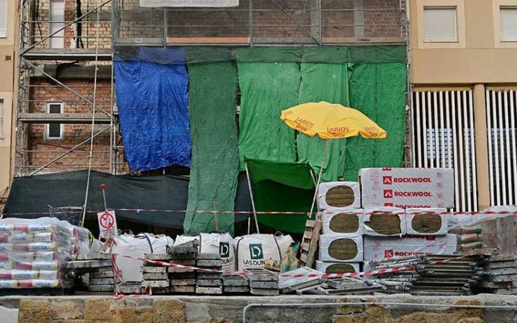 Una obra en la capital gaditana en pleno junio / FOTO: Eulogio García