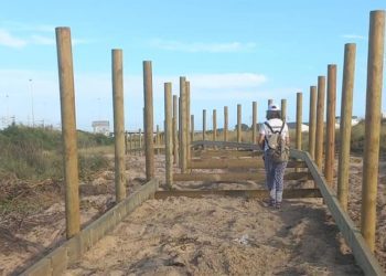 El camino para peatones y bicis en plena playa comienza a tomar forma / FOTO: Ecologistas