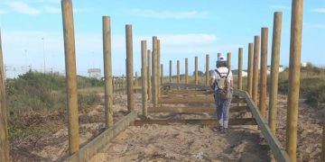 El camino para peatones y bicis en plena playa comienza a tomar forma / FOTO: Ecologistas