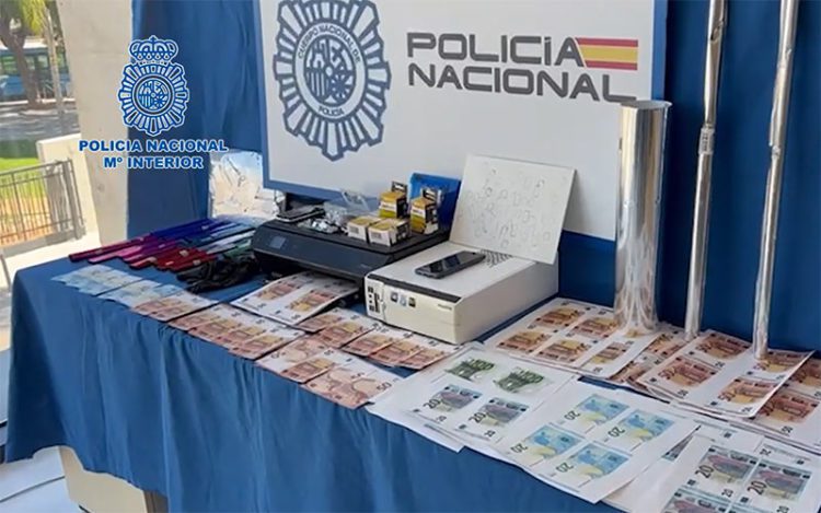 Dinero falso ya impreso y otros efectos intervenidos / FOTO: Policía Nacional