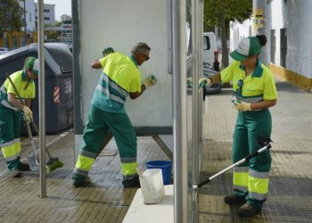 Una cuadrilla empleándose a fondo / FOTO: Ayto.