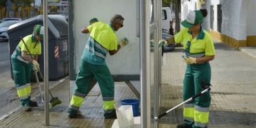Una cuadrilla empleándose a fondo / FOTO: Ayto.
