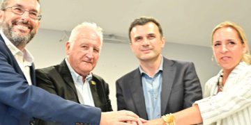 Escenificando el pacto de gobierno entre PP y la formación linense / FOTO: PP