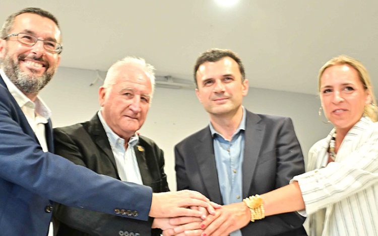 Escenificando el pacto de gobierno entre PP y la formación linense / FOTO: PP