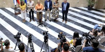 La alcaldesa respaldada por sus cinco nombres claves del Gobierno / FOTO: Ayto.