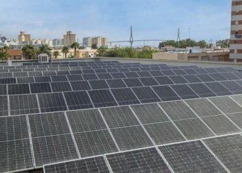 Detalle de los paneles solares en la EBAR / FOTO: Aguas de Cádiz