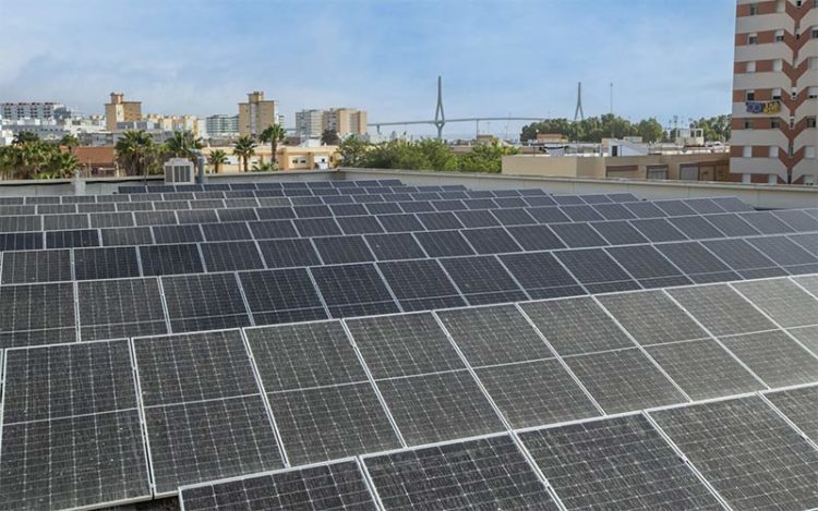 Detalle de los paneles solares en la EBAR / FOTO: Aguas de Cádiz