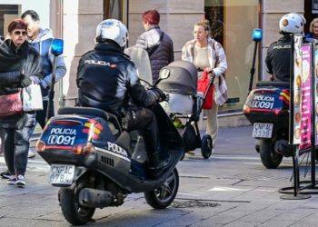 Patrullando por calles comerciales del centro / FOTO: Eulogio García