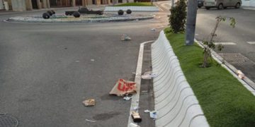Restos de botellón al amanecer en la principal vía de Fadricas