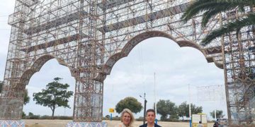 Concejales implicados en la organización de la feria posan junto a la portada / FOTO: Ayto.