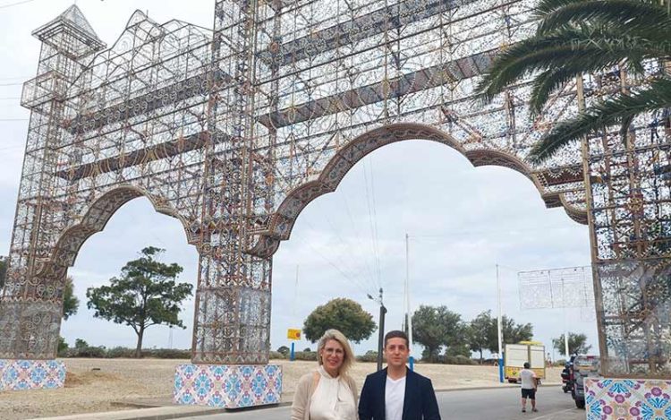 Concejales implicados en la organización de la feria posan junto a la portada / FOTO: Ayto.