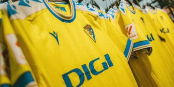 La tienda oficial ya vende la flamante camiseta / FOTO: Cádiz CF