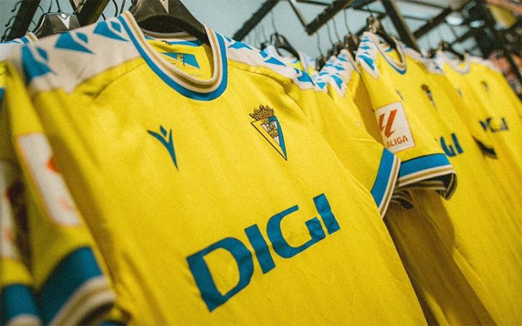 La tienda oficial ya vende la flamante camiseta / FOTO: Cádiz CF