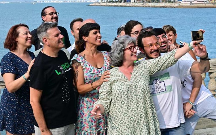 Un selfie con la bahía al fondo de candidatos y militantes / FOTO: Eulogio García