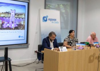 Presentando el libro en la sede de Aguas de Cádiz / FOTO: Ayto.