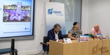 Presentando el libro en la sede de Aguas de Cádiz / FOTO: Ayto.