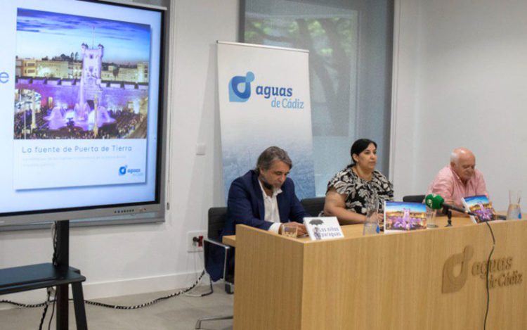 Presentando el libro en la sede de Aguas de Cádiz / FOTO: Ayto.