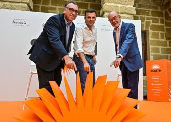 El director del festival posando con el consejero y el alcalde / FOTO: Eulogio García