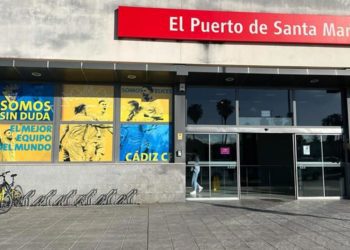 Vinilo cadista en la estación de El Puerto / FOTO: Cádiz CF