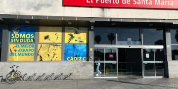 Vinilo cadista en la estación de El Puerto / FOTO: Cádiz CF