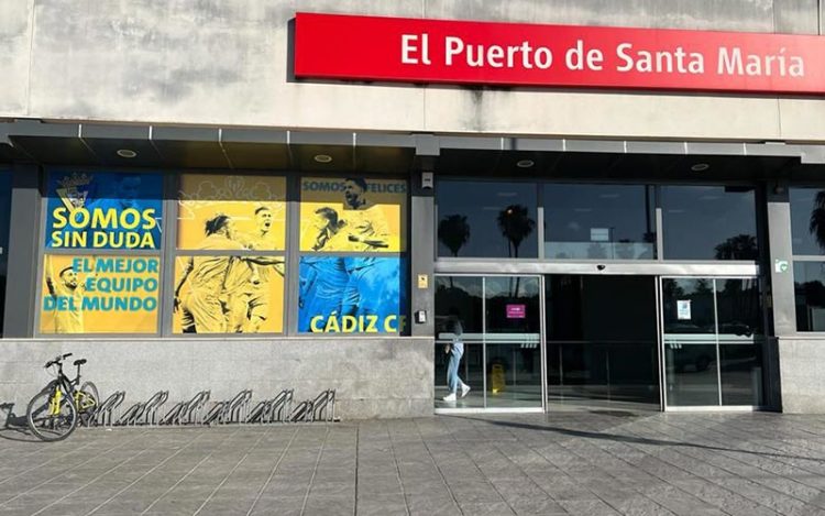 Vinilo cadista en la estación de El Puerto / FOTO: Cádiz CF