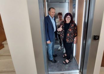 Probando uno de los flamantes ascensores / FOTO: Ayto.