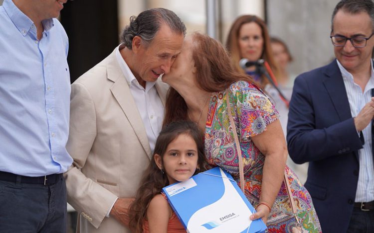 Momentos de emoción en la entrega de llaves a los beneficiarios / FOTO: Ayto.