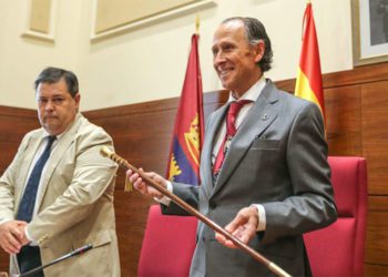 El alcalde socialista aferrado a su bastón de mando / FOTO: Ayto.