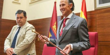 El alcalde socialista aferrado a su bastón de mando / FOTO: Ayto.