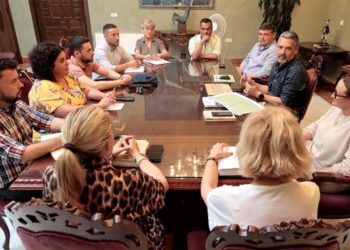 Primera reunión de Ruiz Arana con todo su flamante Gobierno / FOTO: Ayto.