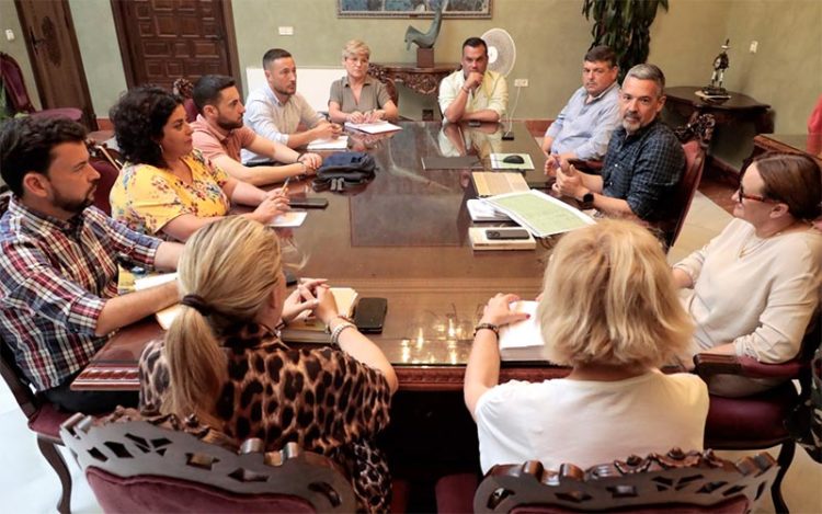 Primera reunión de Ruiz Arana con todo su flamante Gobierno / FOTO: Ayto.
