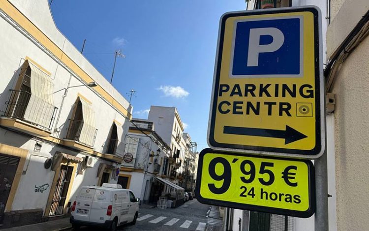 Señal con los nuevos precios / FOTO: IU