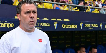 En el banquillo amarillo / FOTO: Eulogio García